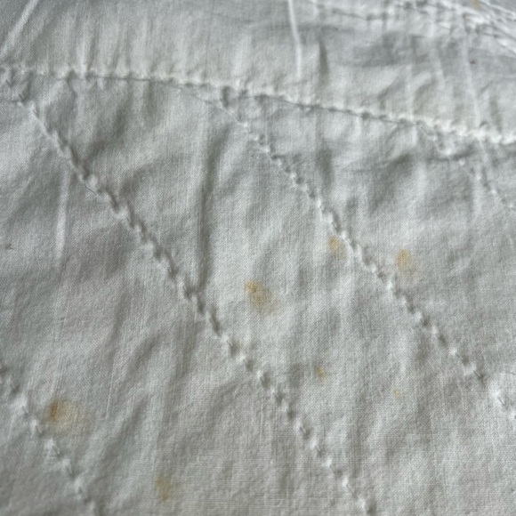 Vintage yellow and white baby quilt with hand stitched animals - Picture 6 of 7